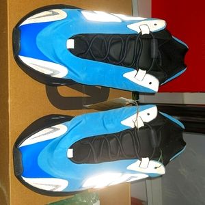 Yeezy 700 size 9 brand new